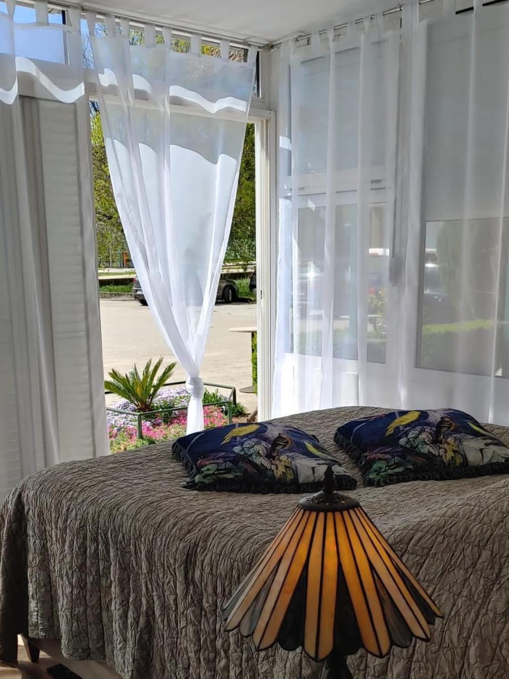 Piccolo Apartment คนิน ภายนอก รูปภาพ