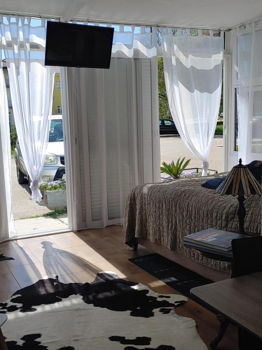Piccolo Apartment คนิน ภายนอก รูปภาพ