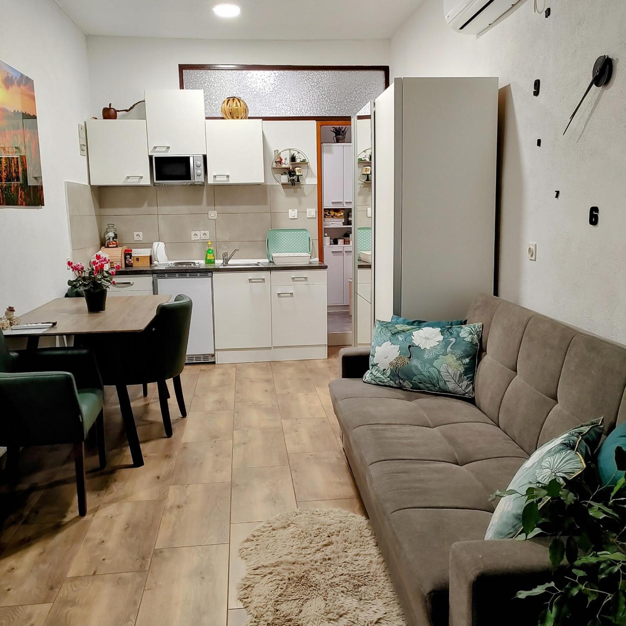 Piccolo Apartment คนิน ภายนอก รูปภาพ