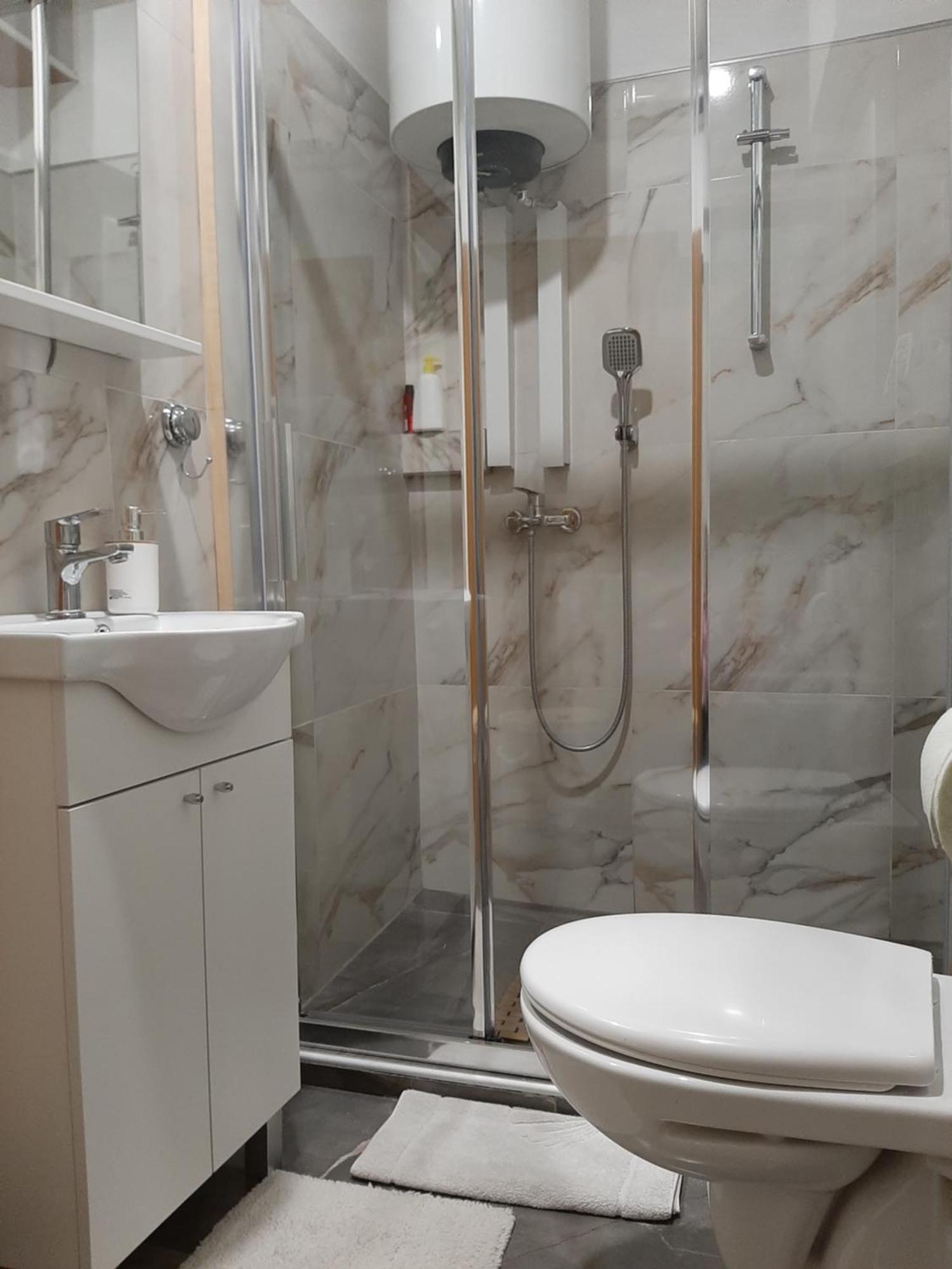 Piccolo Apartment คนิน ภายนอก รูปภาพ