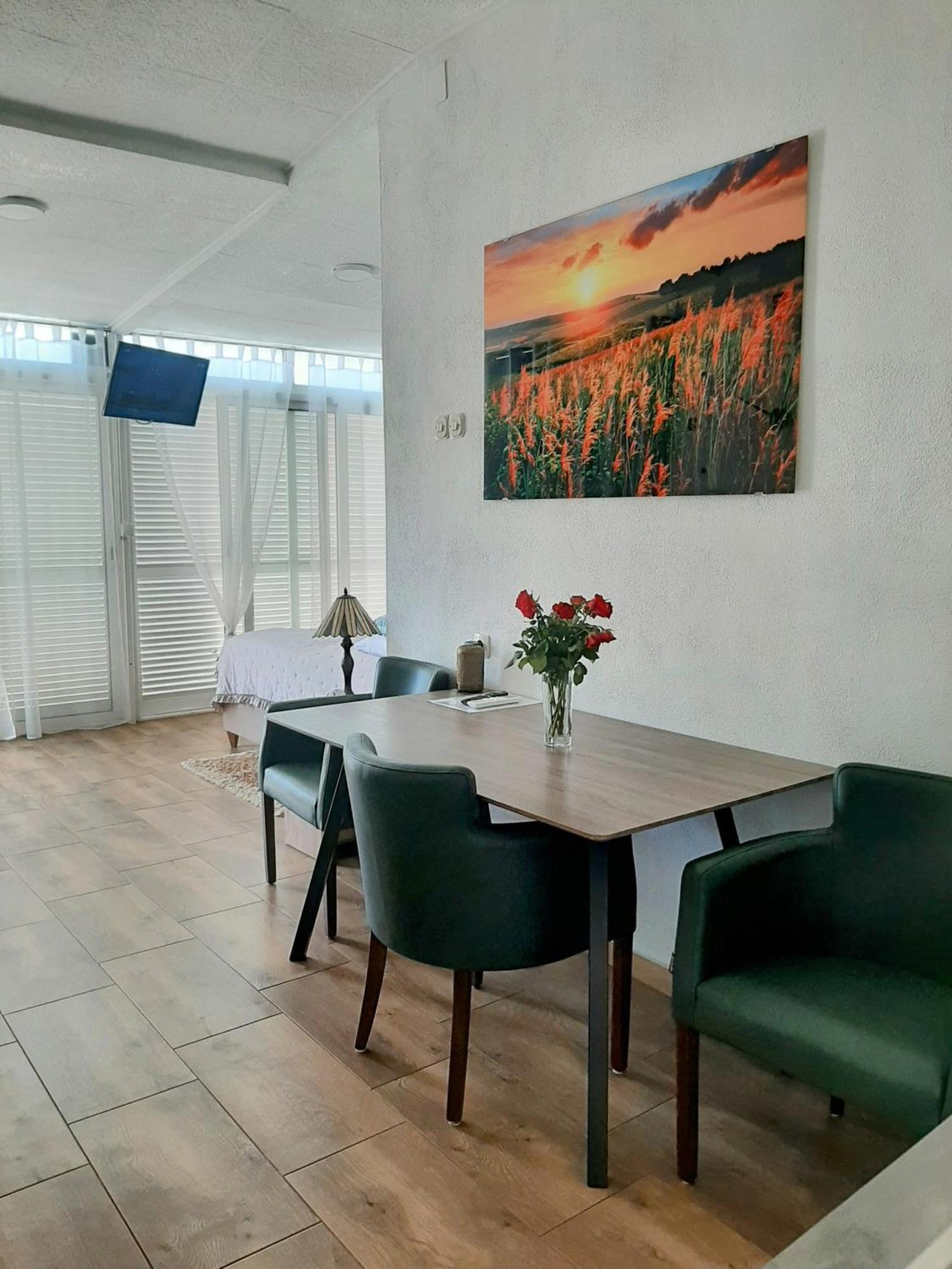 Piccolo Apartment คนิน ภายนอก รูปภาพ